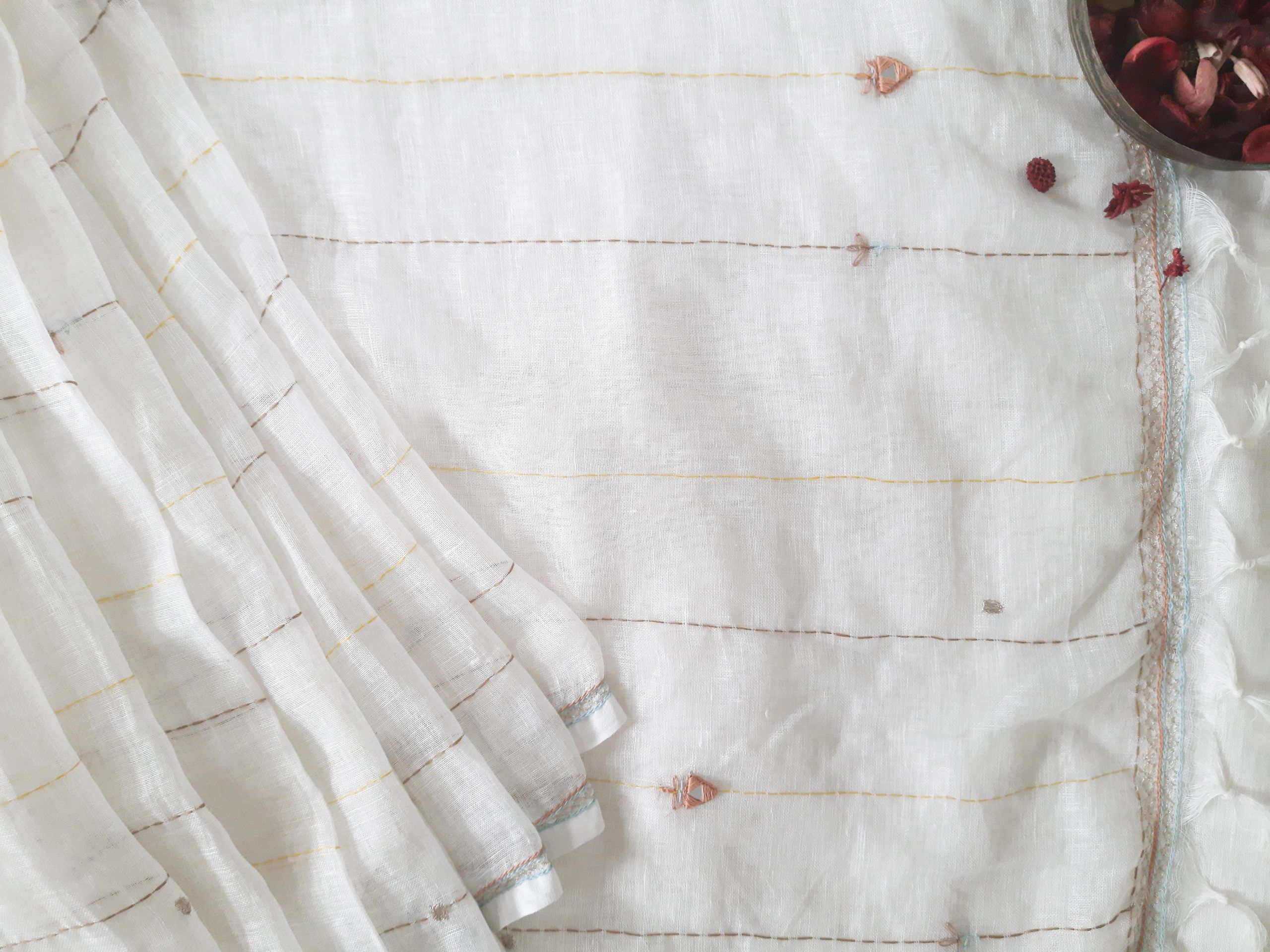 White Daisy Sari - Image 3