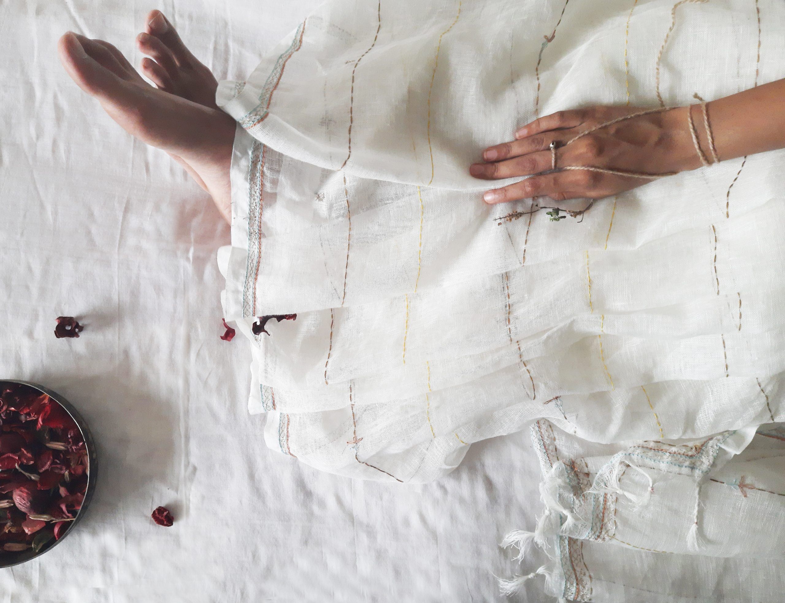 White Daisy Sari - Image 5